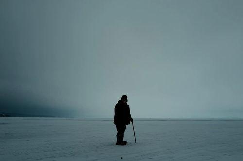 孤身一人的照片,探寻未知世界的足迹